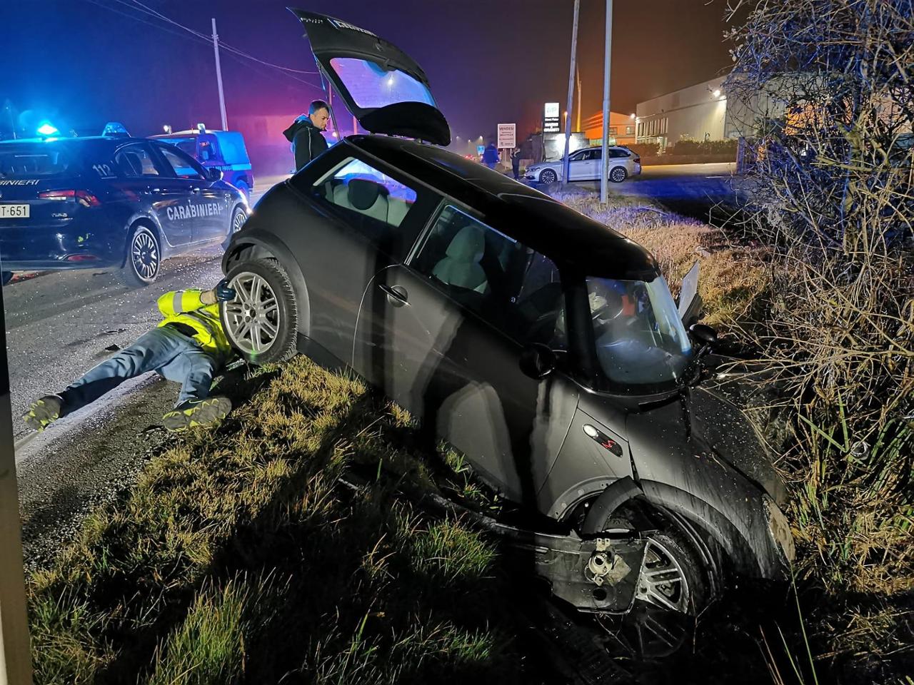 Cilento, si schianta con il Mini Cooper: giovane in codice rosso. Amico 30enne ferito