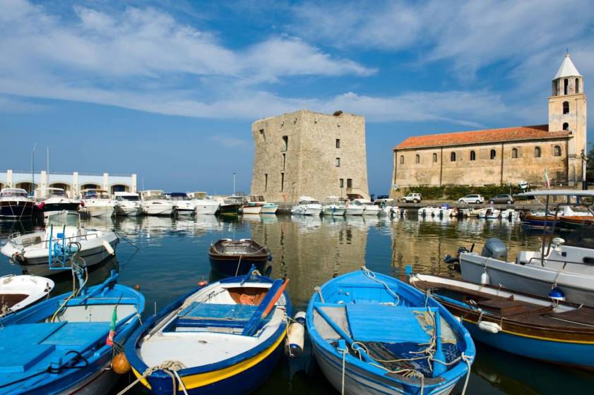 Guida blu: Pollica regina dell’estate, 5 vele anche per San Giovanni a Piro e San Mauro Cilento