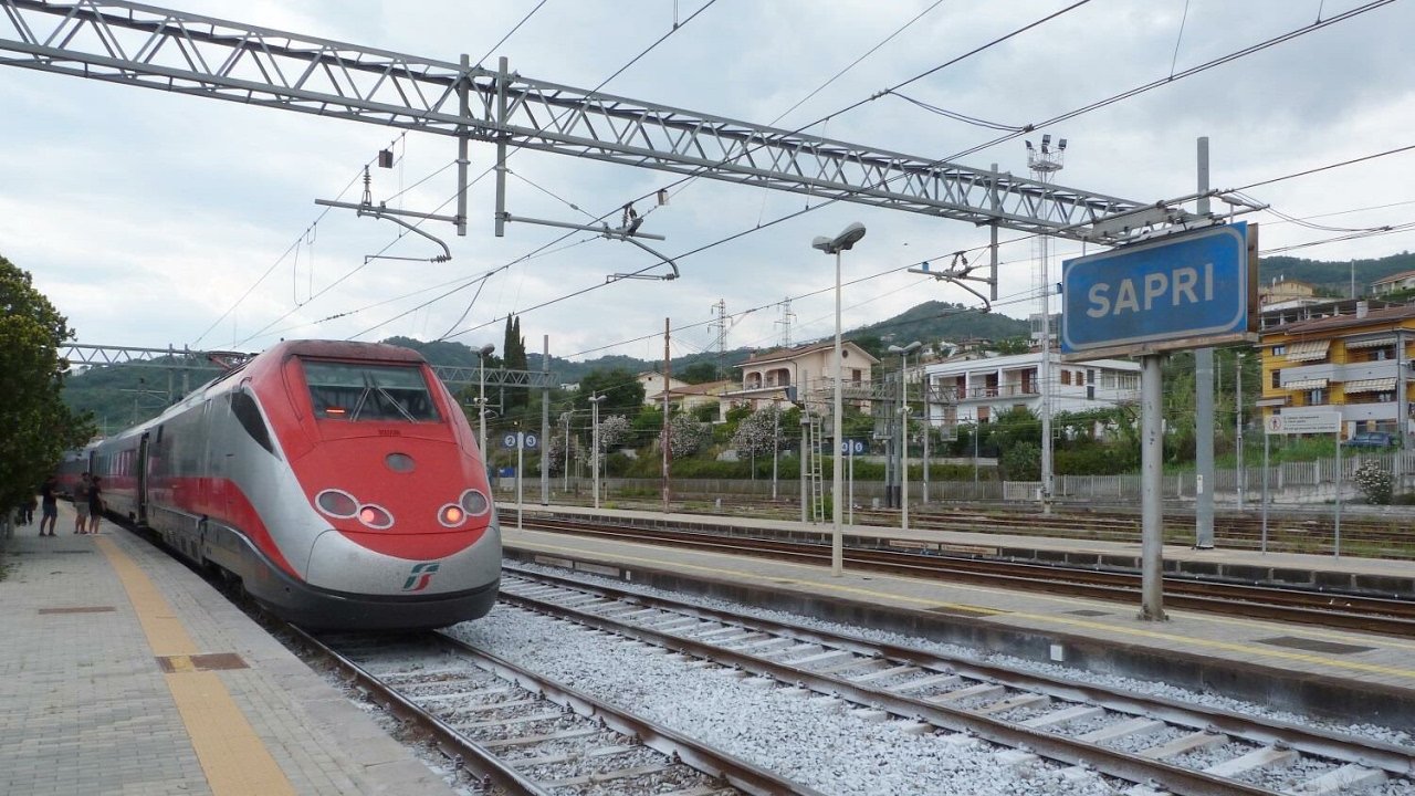 Sapri, pressing in stazione: arrestato pusher per spaccio e lesioni a una viaggiatrice