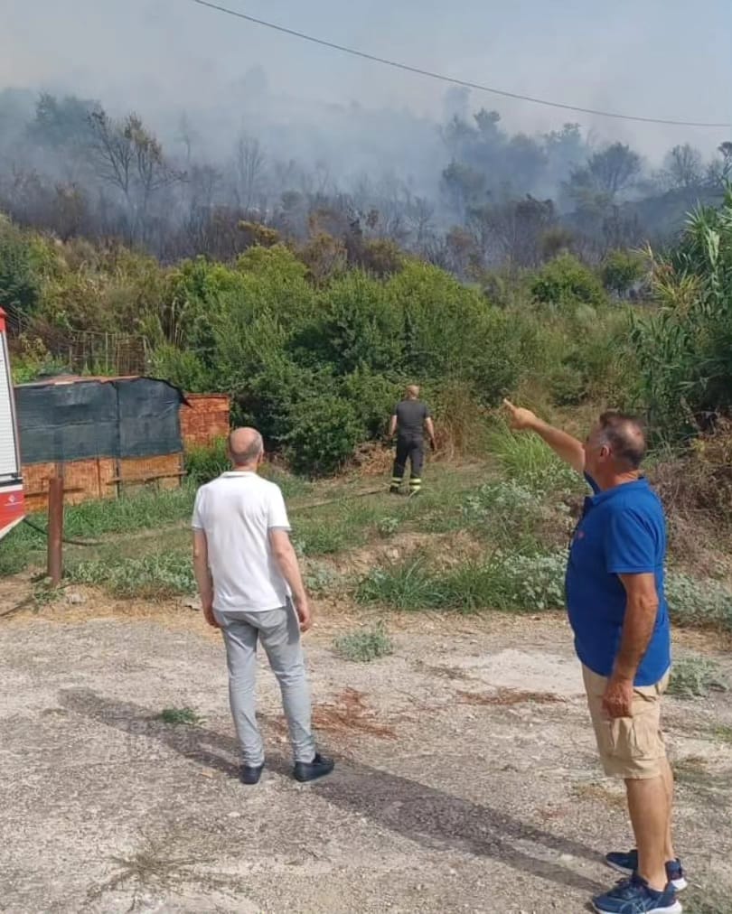 Due incendi ad Agropoli, fiamme lambiscono le abitazioni