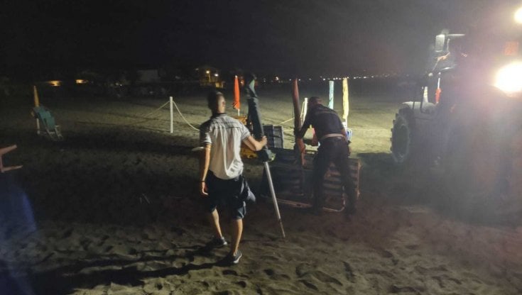 Capaccio Paestum, blitz all’alba per liberare le spiagge dagli ombrelloni abusivi