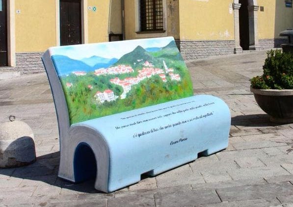 Spina Benches, di Sapri l’uomo che fotografa le panchine più strane (e belle)