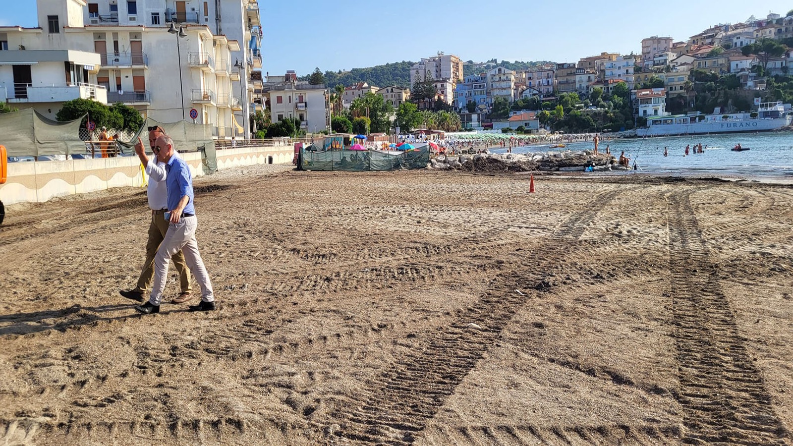 Agropoli, rimossa la posidonia spiaggiata al Lido Azzurro. Sindaco: «Promessa mantenuta»