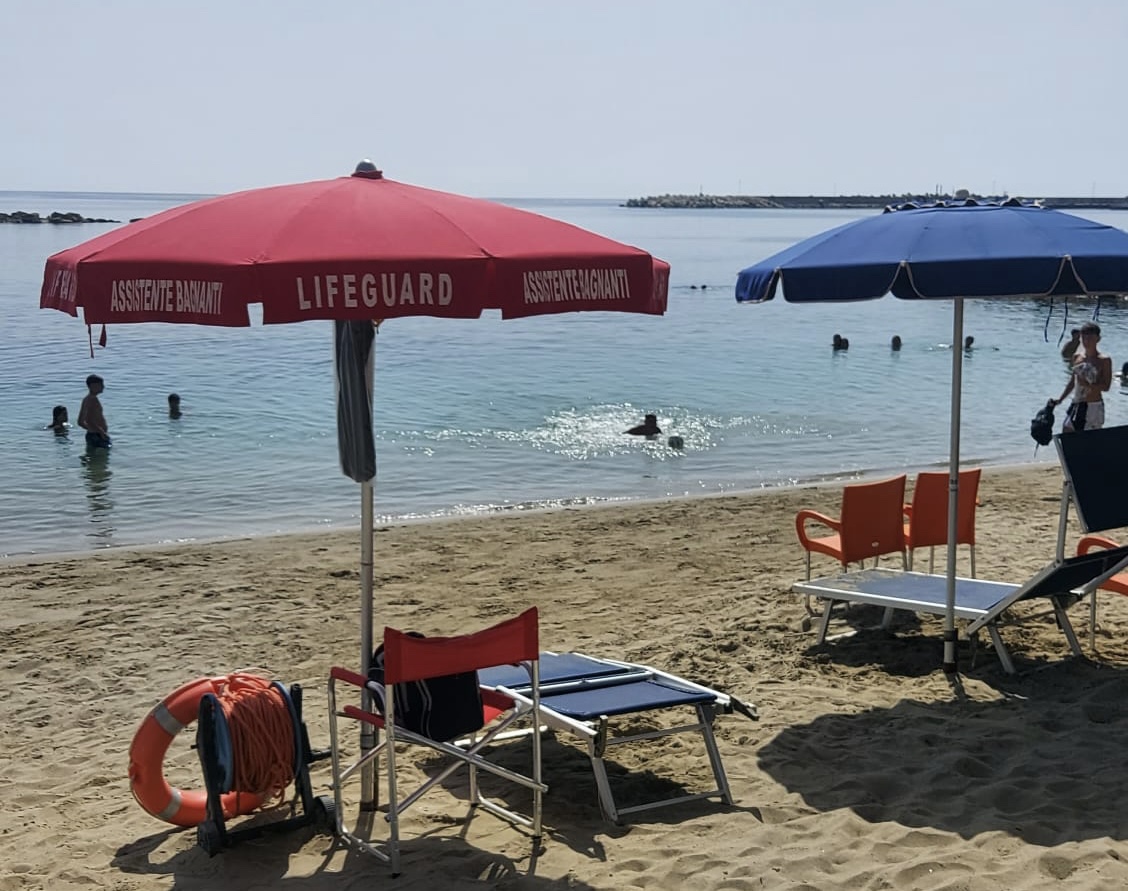 Cilento, bagnino recupera anello in mare di turista: era dono marito defunto