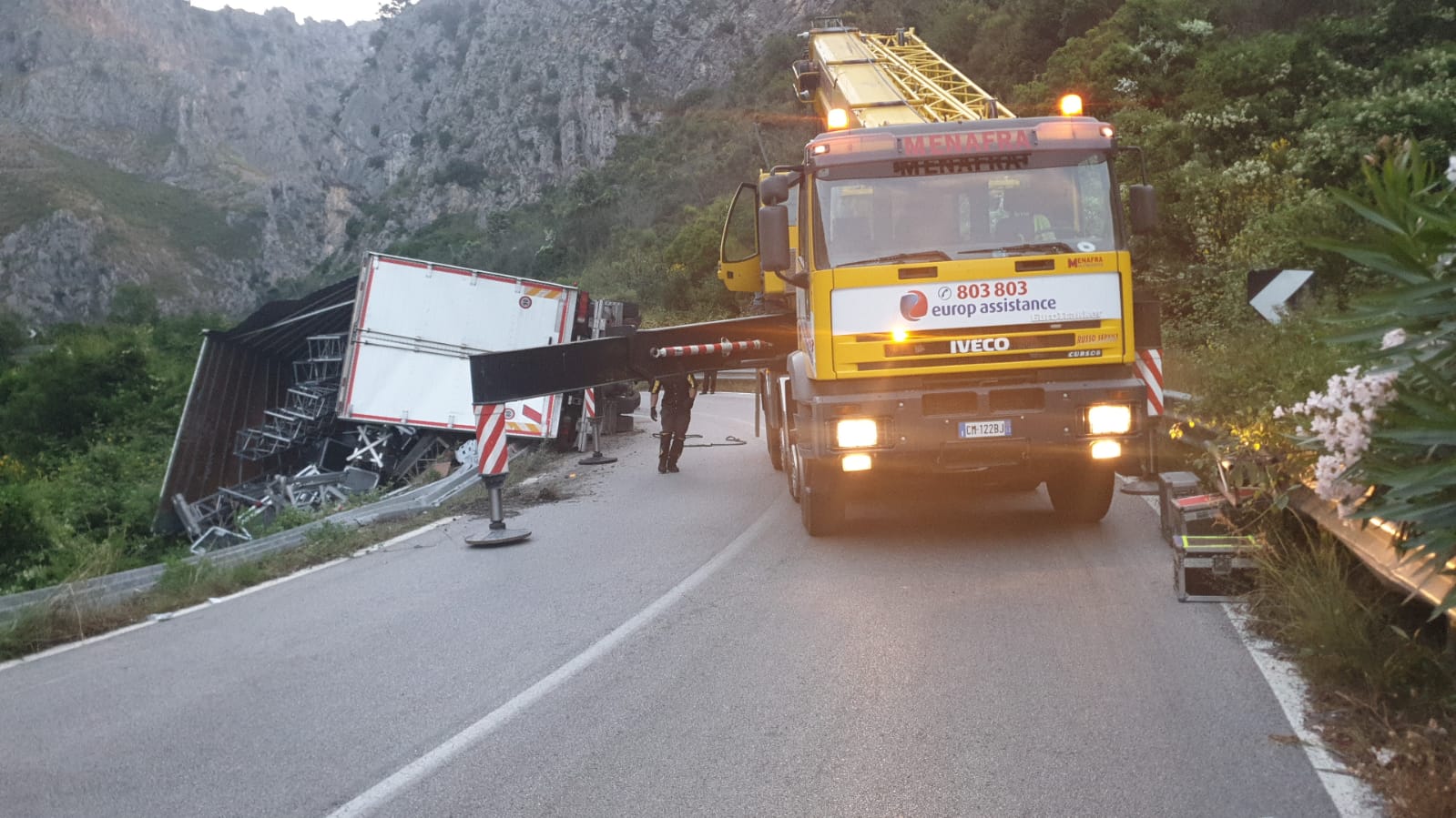 Camion si ribalta lungo la Mingardina: nessun ferito