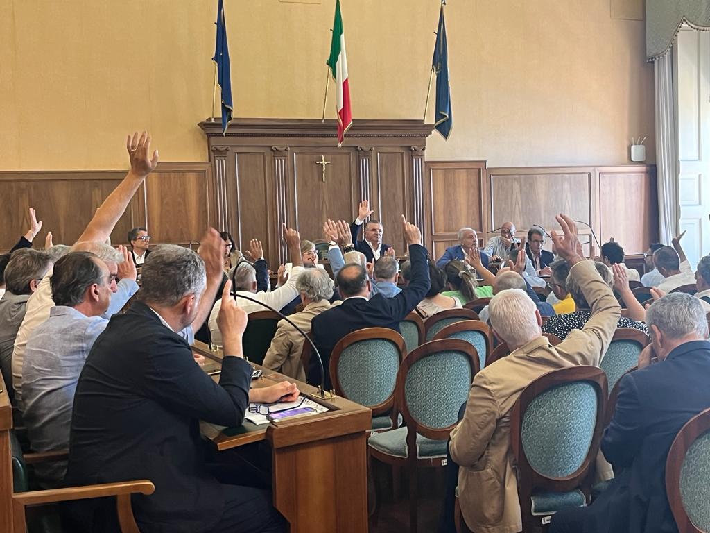 Provincia di Salerno, approvato il bilancio di previsione: voto unanime dei sindaci