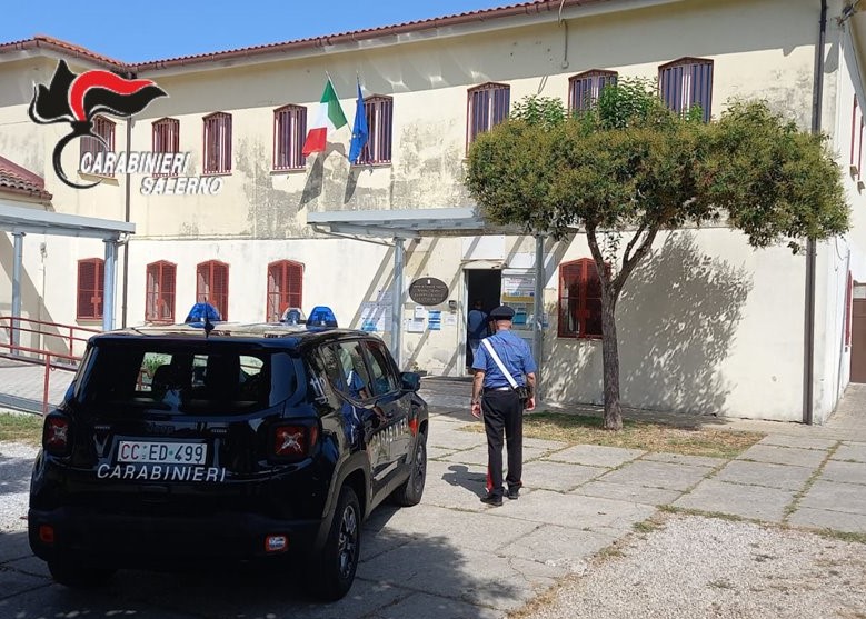 Atto vandalico e incendio doloso in un istituto scolastico a Capaccio Paestum: 4 minorenni arrestati