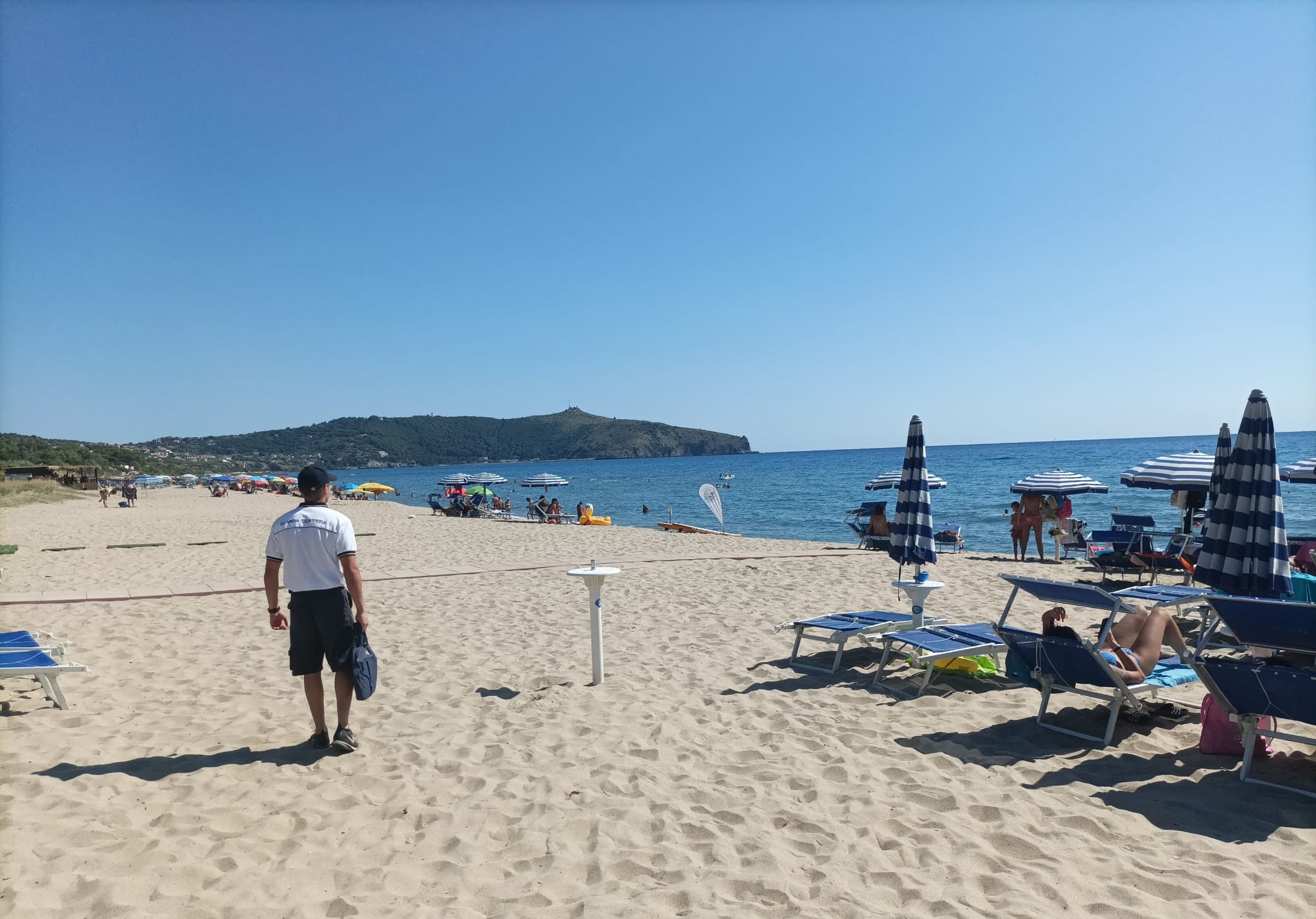 Palinuro e Scario, ombrelloni abusivi: sequestri e multe. Titolari lidi balneari denunciati