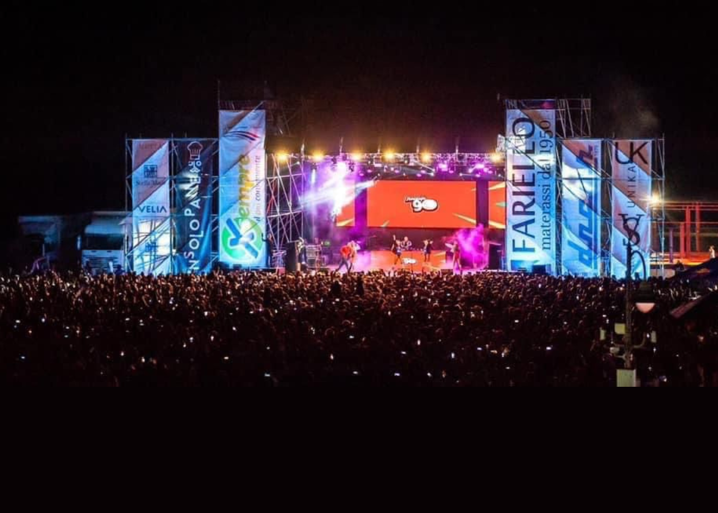 Ascea ospita il più grande Nostalgia 90 della storia: un palco da 50 metri, fuochi d’artificio e giochi di luce
