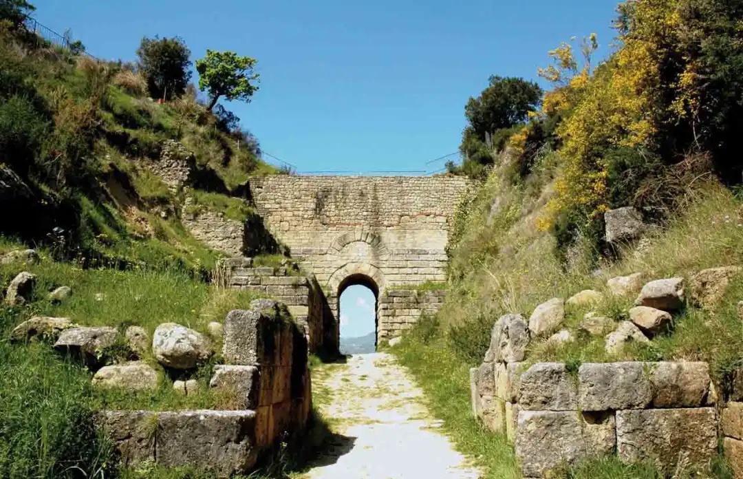 Elea bus, il servizio navetta gratuito per scoprire i tesori archeologici di Velia