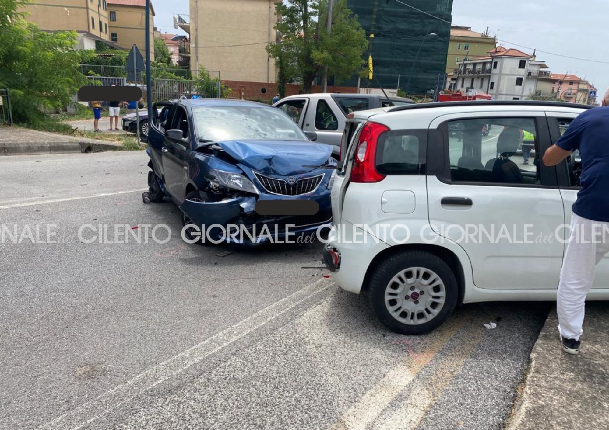 Incidente a Vallo della Lucania, travolto palo della luce: feriti trasportati in ospedale