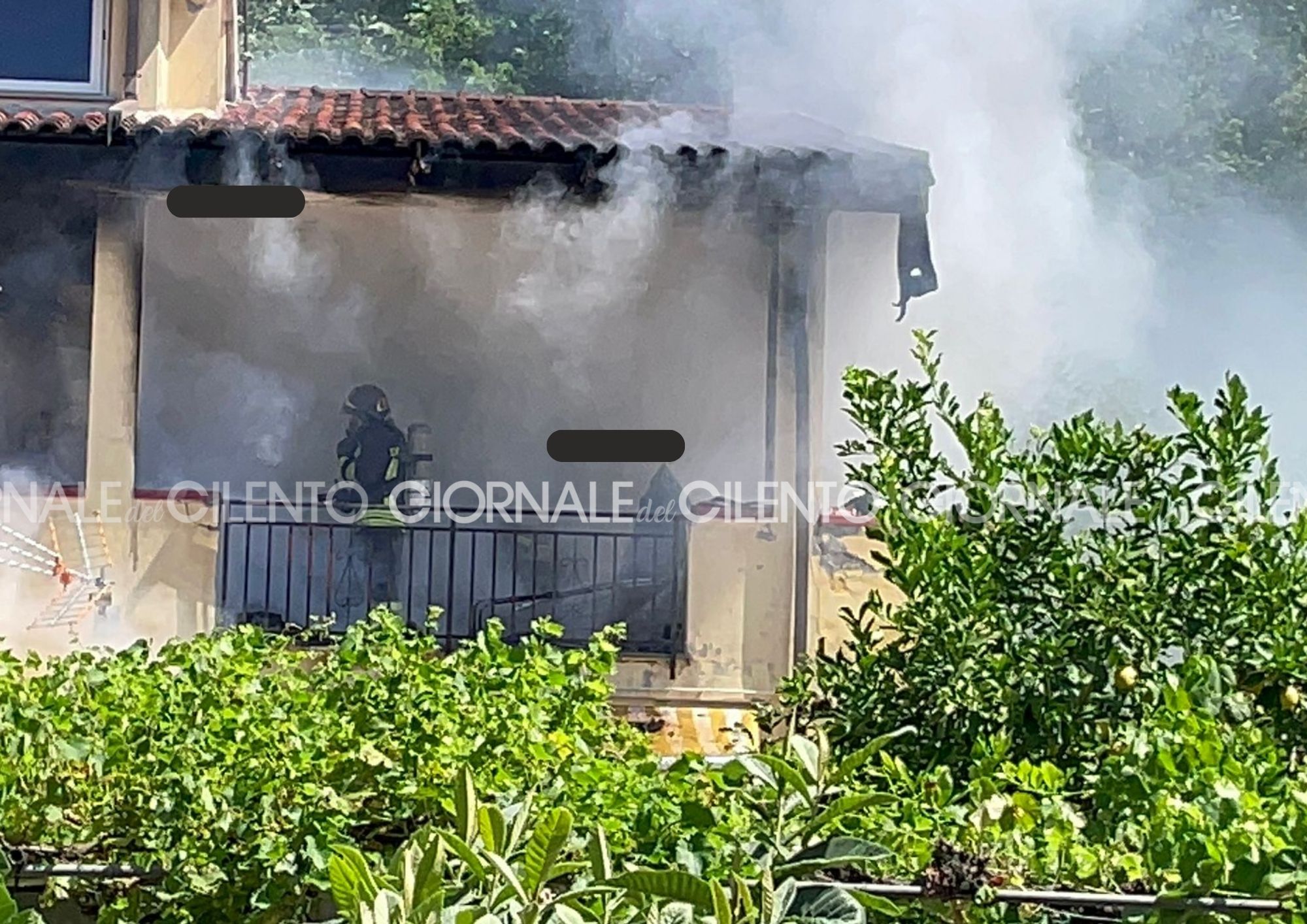 Abitazione avvolta dalle fiamme a Capitello: evacuate case vicine