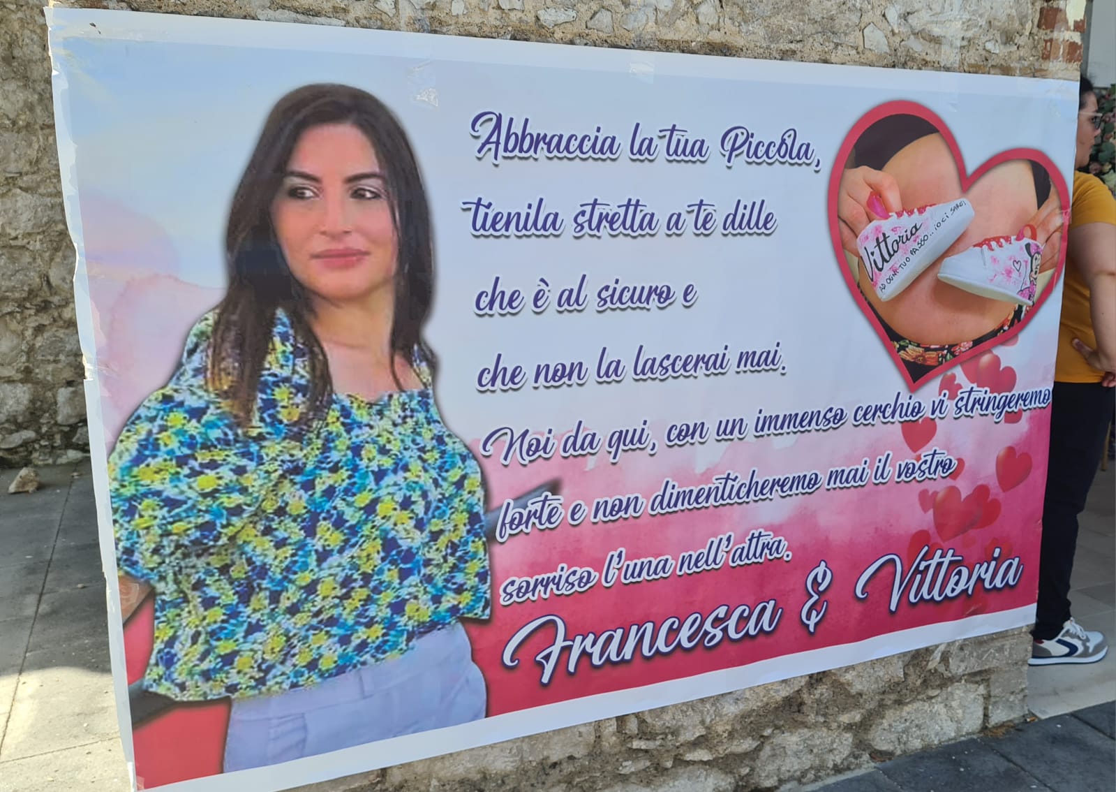 Sassano, dolore e lacrime al funerale di Francesca: «Abbraccia per sempre la tua Vittoria»