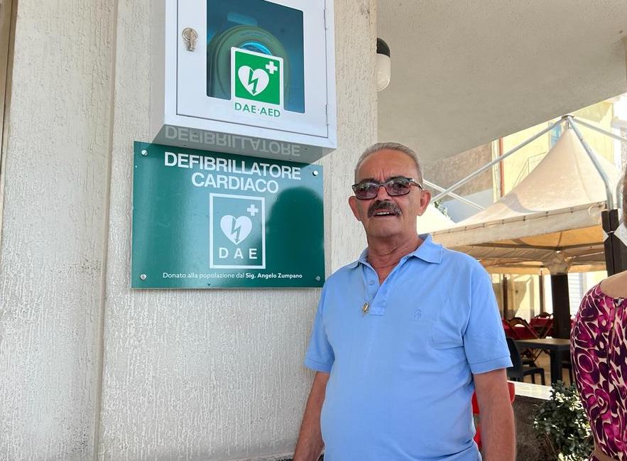 Volontario dona nuovo defibrillatore a Torre Orsaia, comune è tra i più cardio protetti della Campania