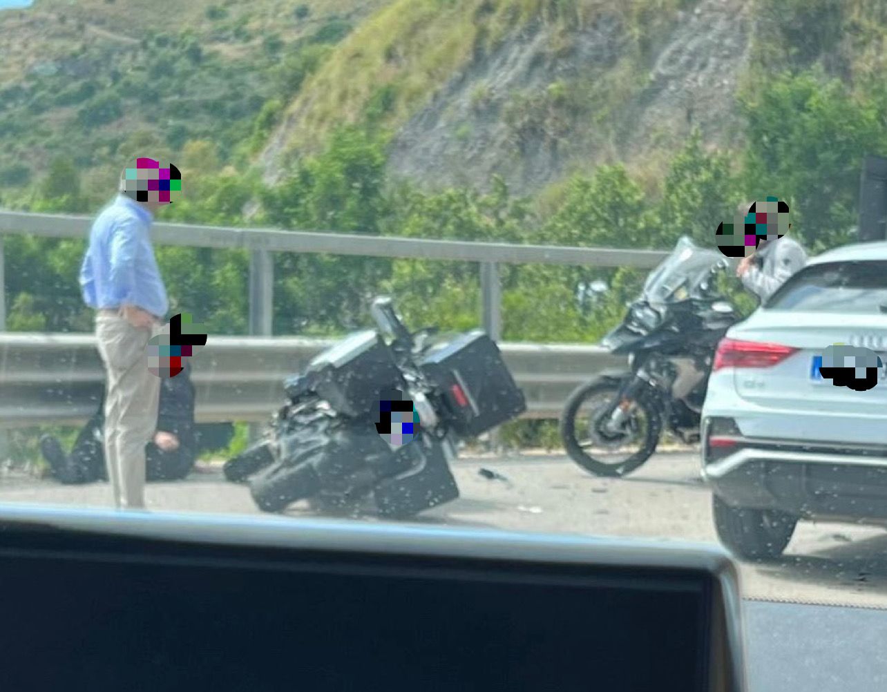 Auto contro moto sulla strada tra Pioppi e Acciaroli: lunghe code