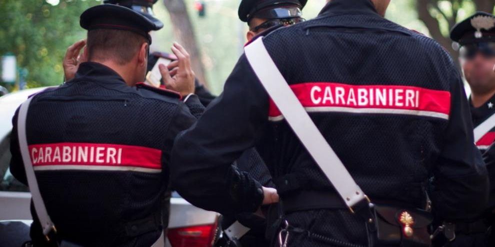 Paura a Padula, si barrica in casa e ferisce due carabinieri