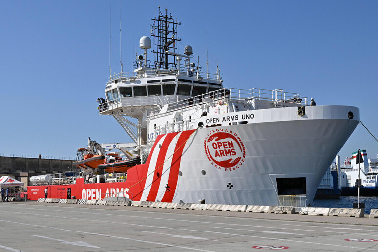 La nave Open Arms attraccherà a Salerno causa maltempo, a bordo 73 migranti