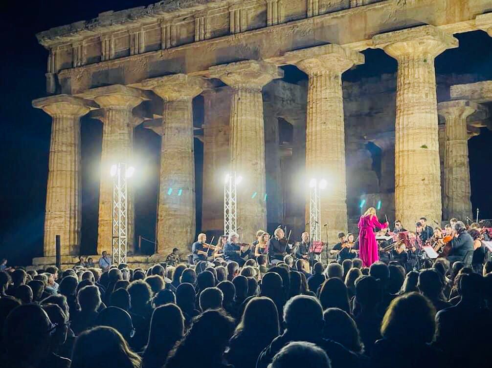 Beatrice Venezi ai templi di Paestum con la Nuova Orchestra Scarlatti
