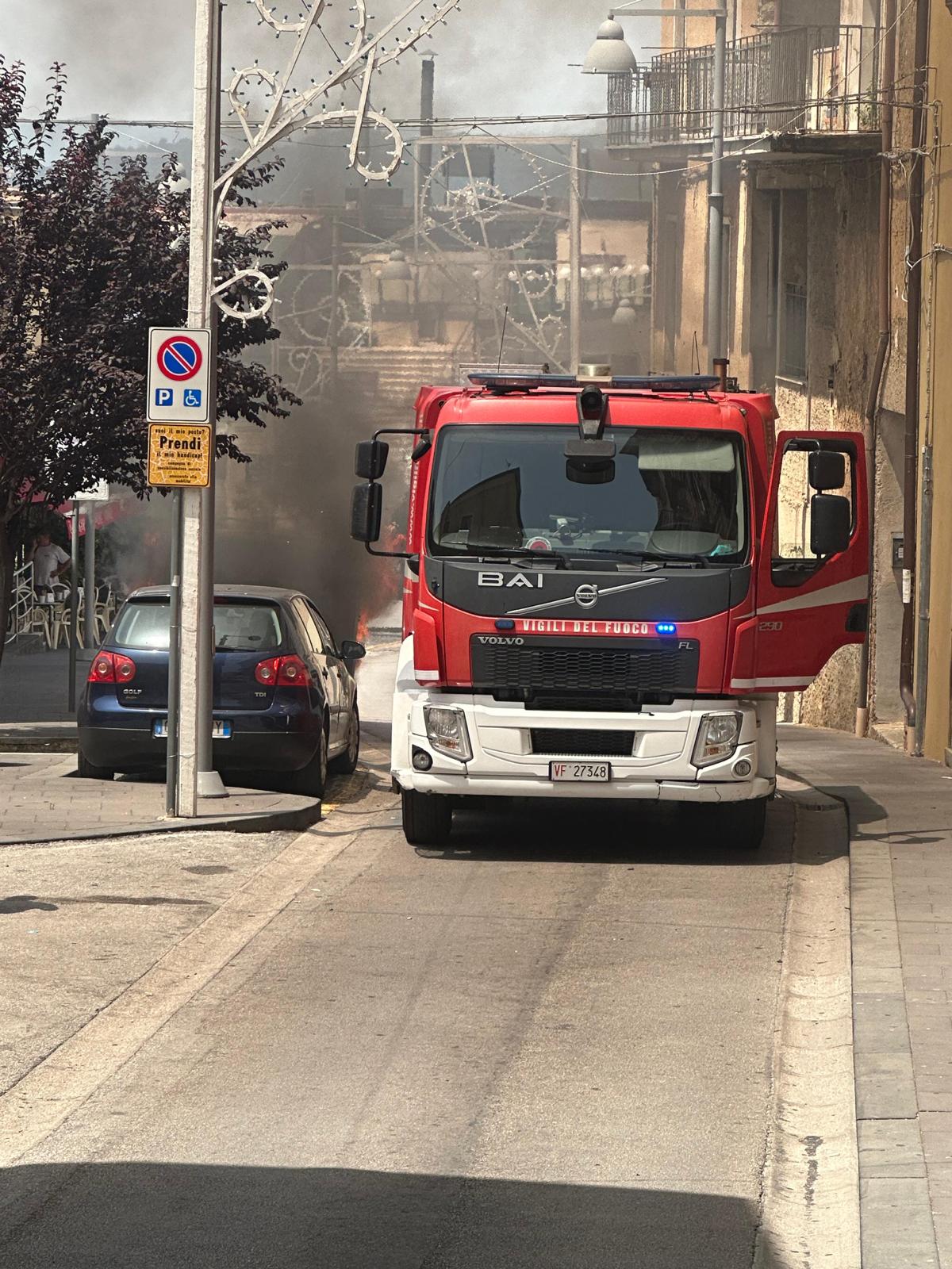 Vallo della Lucania, mezzo prende fuoco: intervengono i vigili