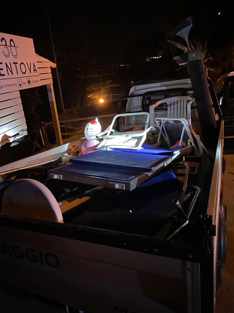 Blitz congiunto di polizia municipale e guardia costiera ad Agropoli per «ombrellone selvaggio»