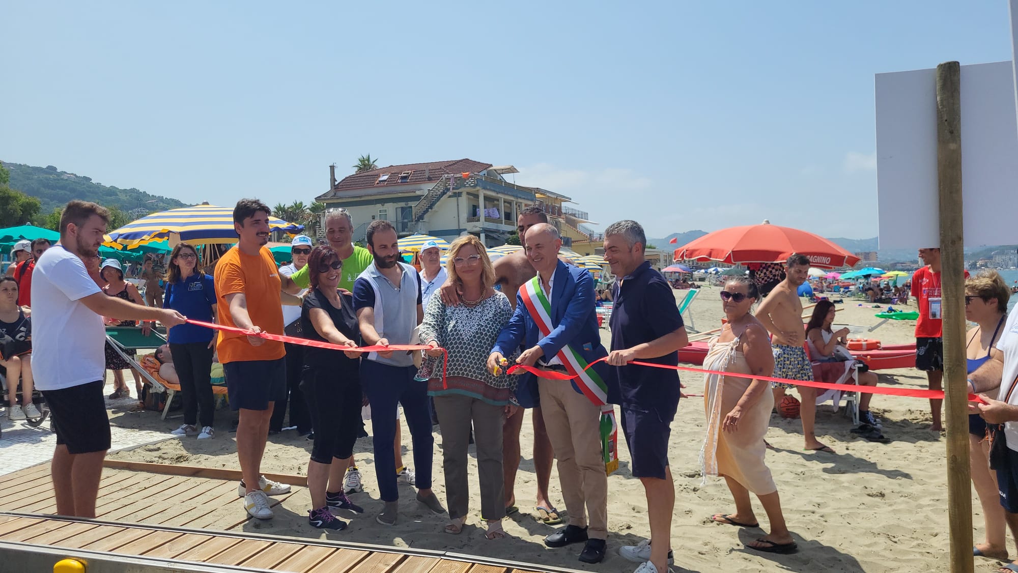 Agropoli, inaugurato il Seatrac per l’ingresso in mare dei disabili