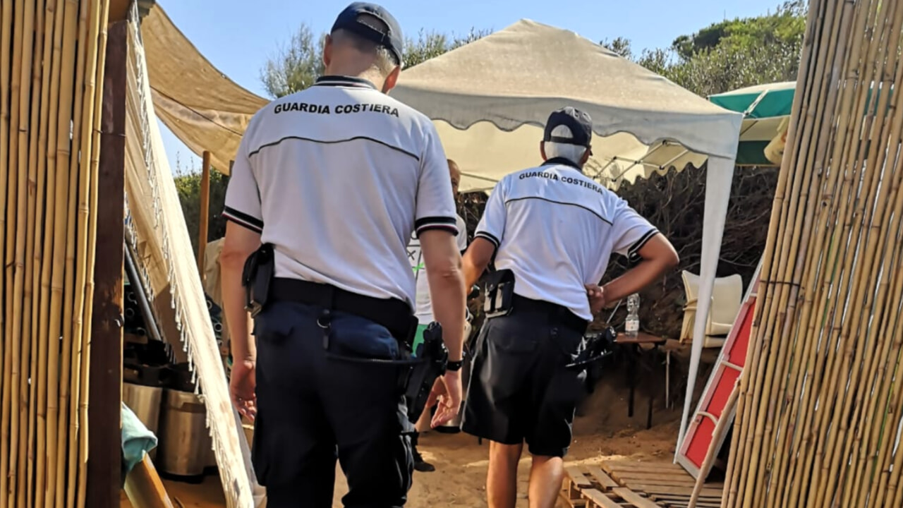 Scario, occupazione abusiva sulle spiagge: 3 titolari lidi nei guai