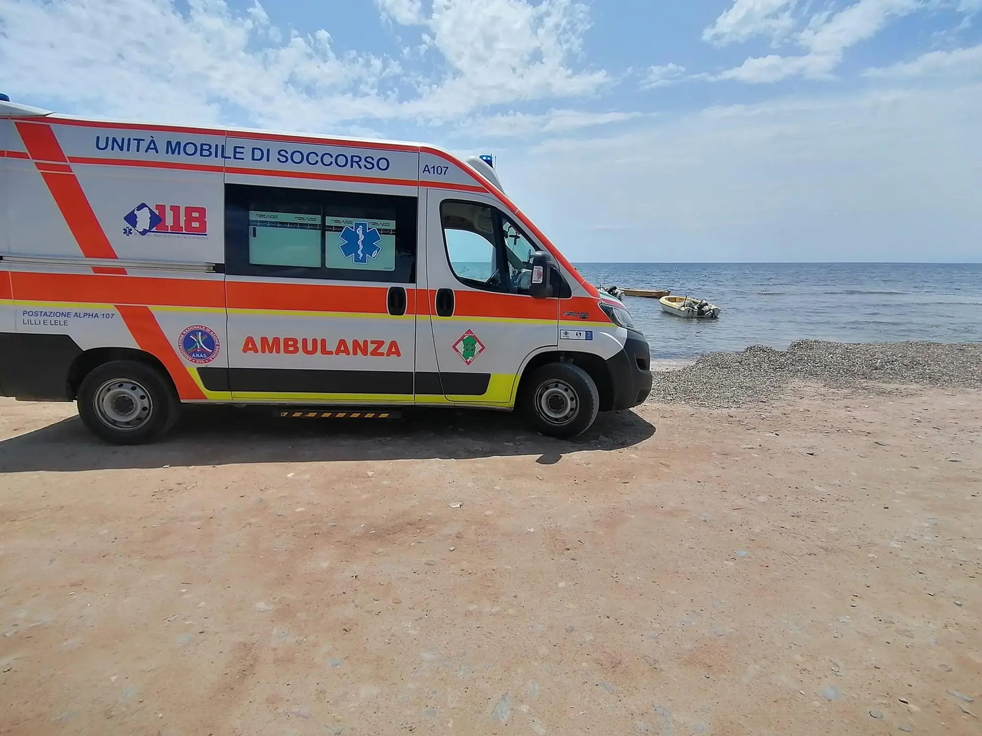 Camerota, bagnino picchiato sulla spiaggia della Calanca: soccorso dal 118