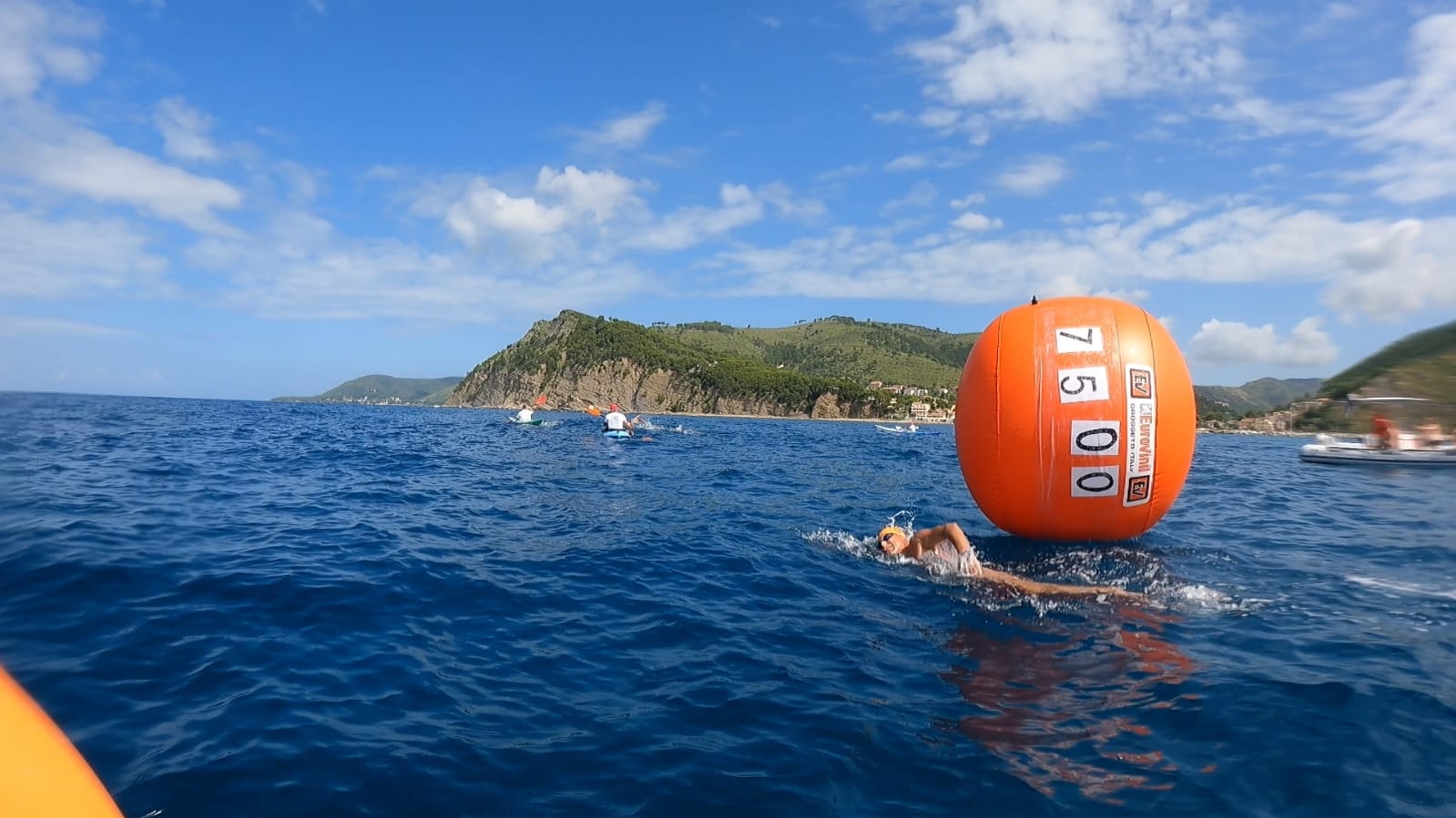 Nuoto in acque libere a Castellabate: oltre duecento nuotatori in mare per celebrare i 20 anni di gare