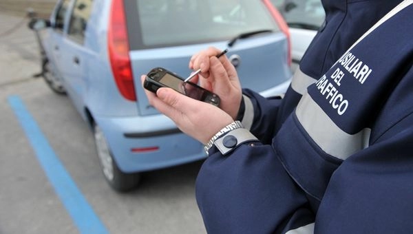 Policastro Bussentino, pagano il parcheggio con l’app ma arriva la multa