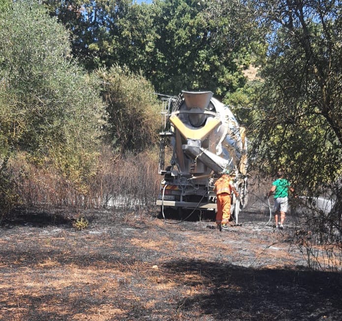 Sala Consilina, incendio minaccia oliveto: interviene la Comunità Montana Vallo di Diano