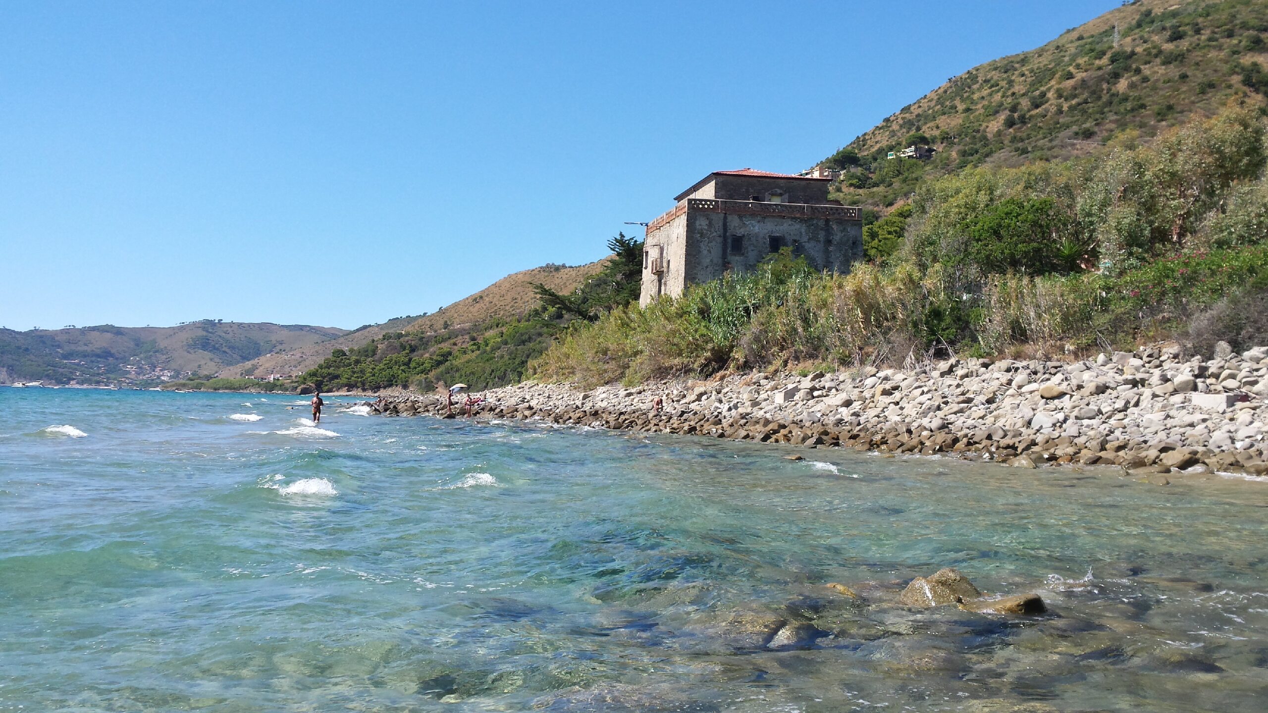 Condotta fognaria rotta, interdetto l’accesso alla spiaggia a San Mauro Cilento