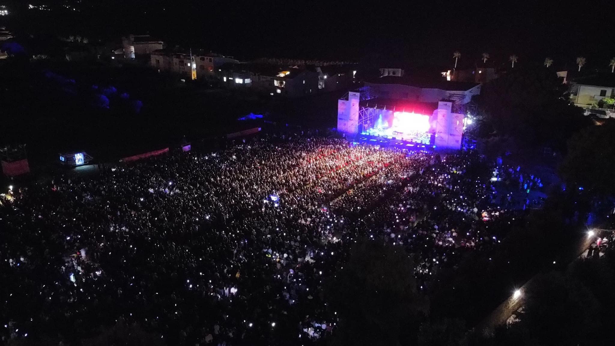 In migliaia a Santa Maria di Castellabate per il concerto di Gigi D’Alessio: «Magnifico Cilento»