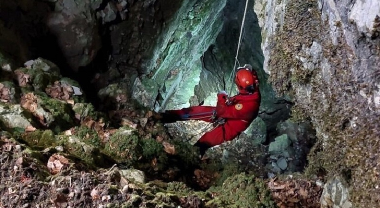 Corleto Monforte, speleologa ferita a 200 metri di profondità: proseguono operazioni recupero