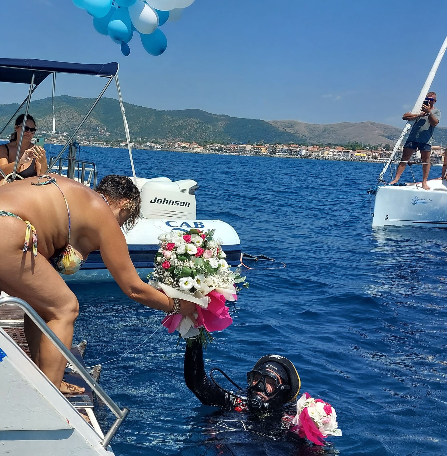 A Ferragosto i sub donano un mazzo di fiori alla statua della Santa ‘Stella Maris’ nel mare di Castellabate