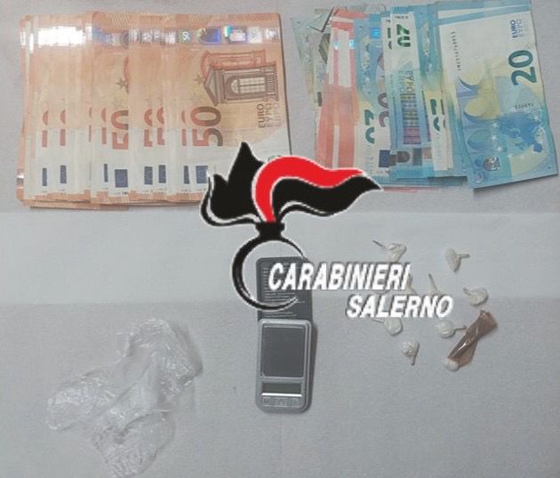 Buttano droga nel water e aggrediscono carabinieri: coppia arrestata a Capaccio Paestum