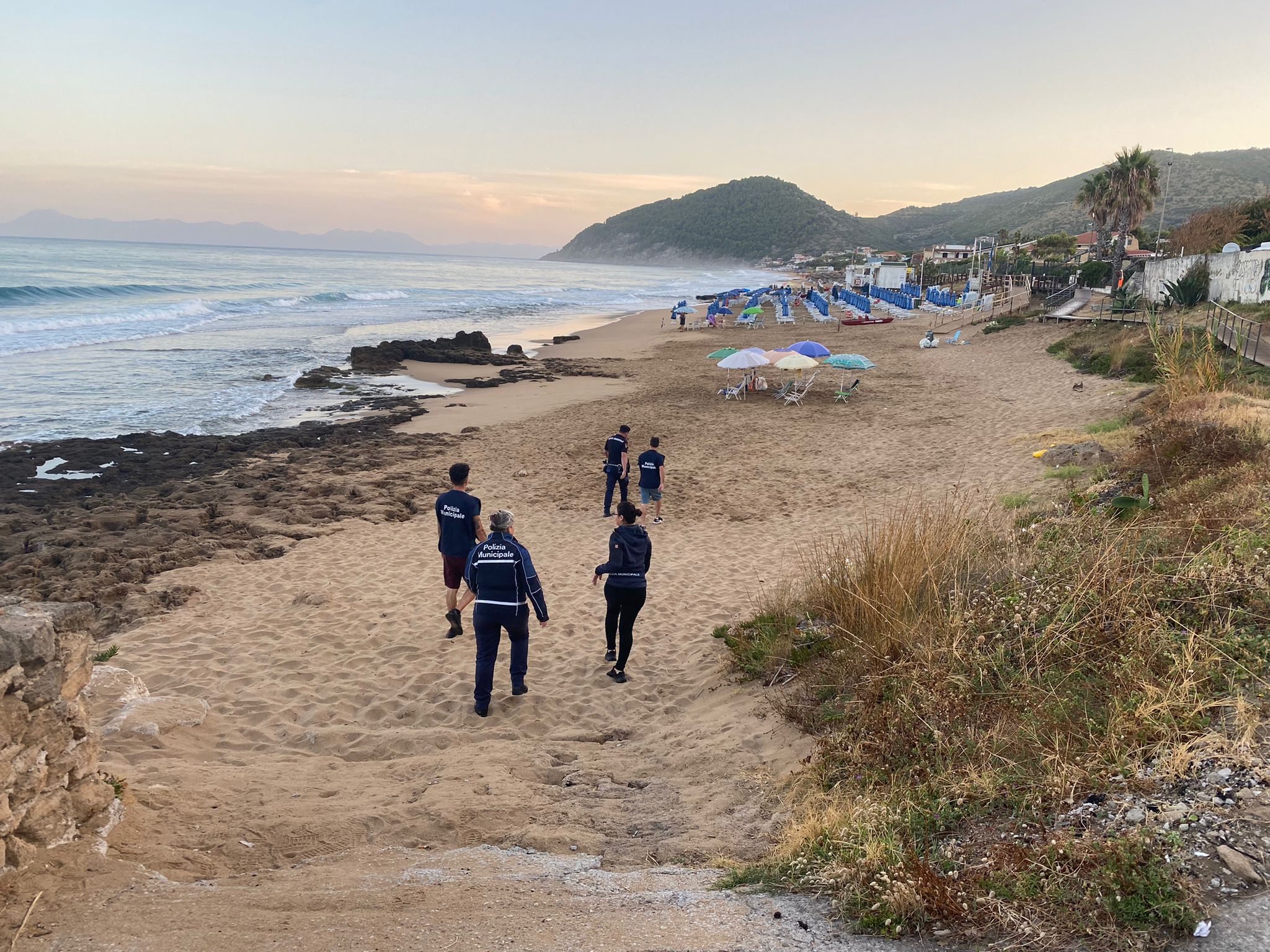 Castellabate, agenti della Polizia locale sulle spiagge per combattere l’abusivismo commerciale