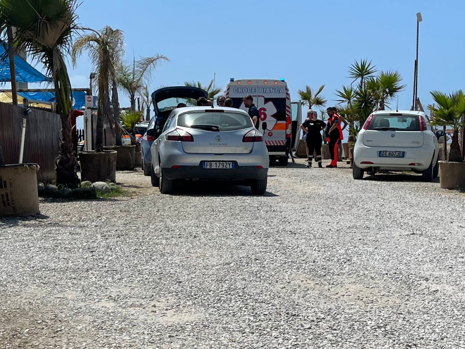 Tragedia in mare, si getta in acqua per salvare i figli: morto 49enne