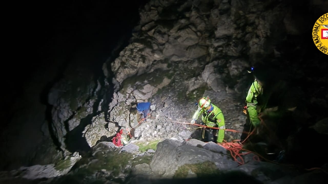 Speleologa ferita a 200 metri di profondità sui monti Alburni, soccorso alpino sul posto