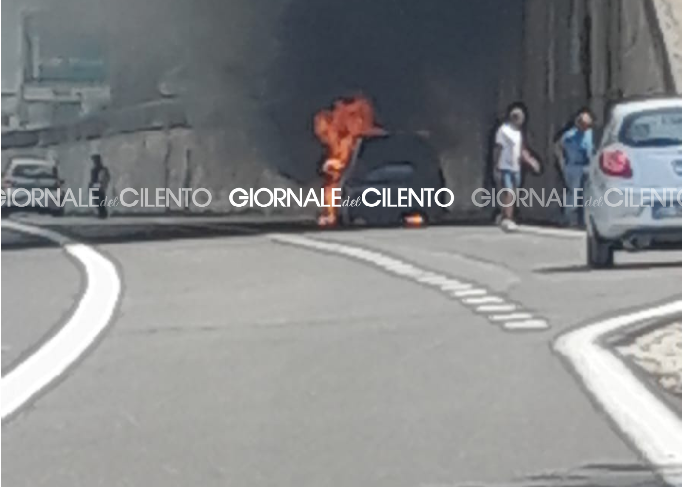 Auto in fiamme sull’A2 del Mediterraneo tra Polla e Petina: traffico rallentato