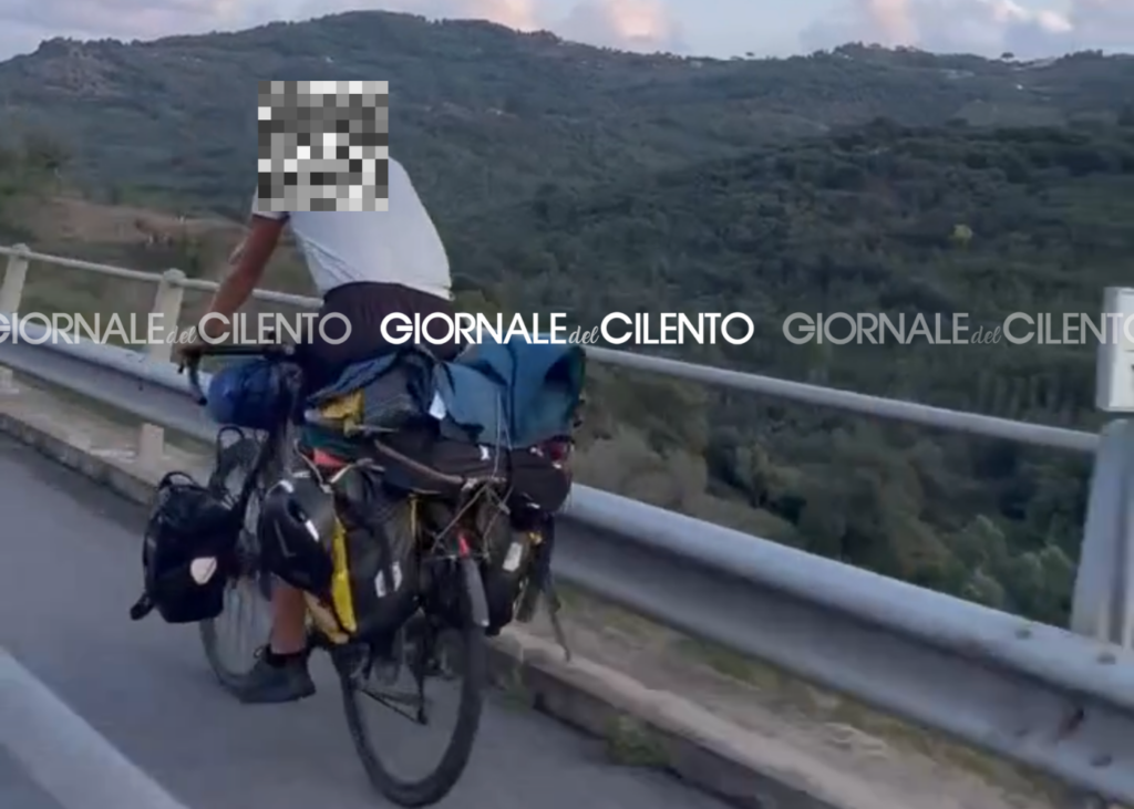 Ciclista filmato lungo la Cilentana, le immagini sul web: «Fate attenzione»