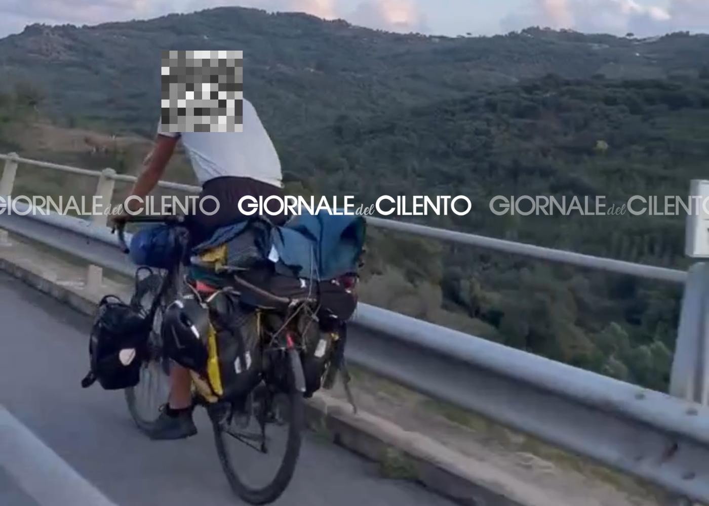 Ciclista filmato lungo la Cilentana, le immagini sul web: «Fate attenzione»