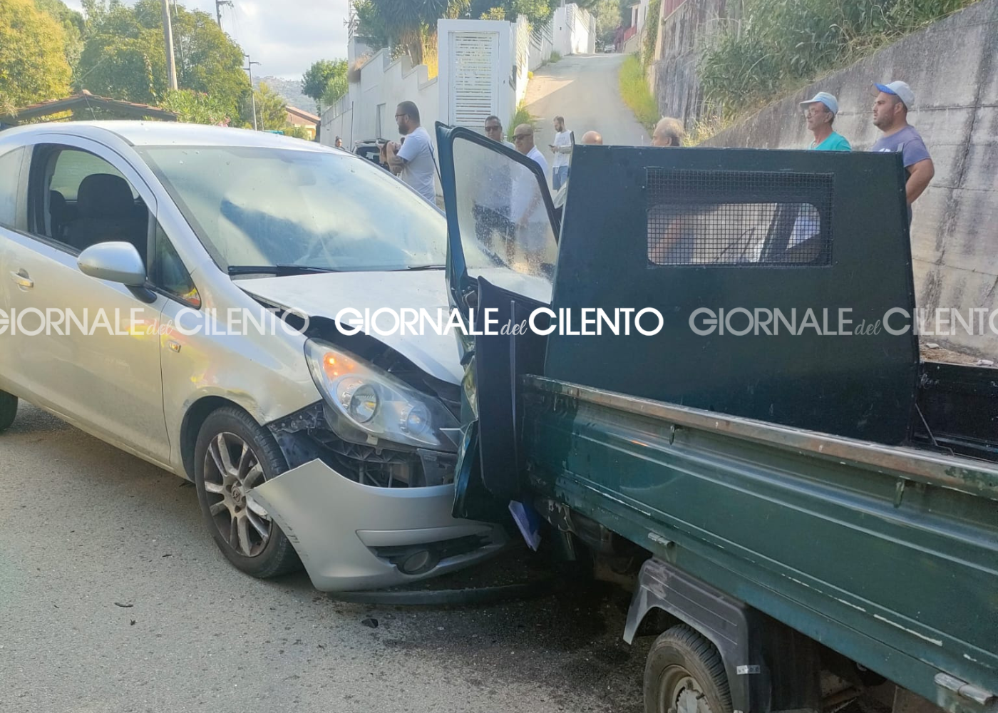 Montecorice, auto contro furgone: un morto