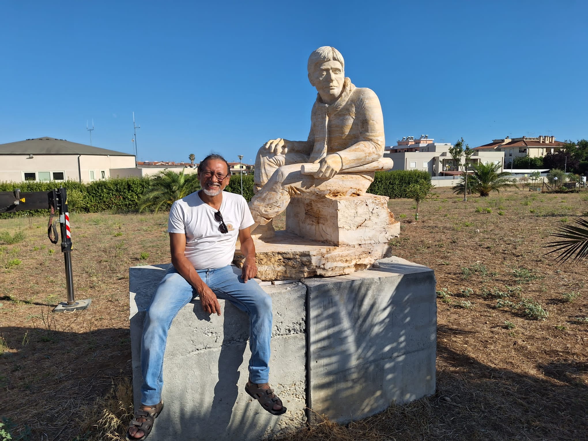 Una scultura in marmo travertino celebra il Sindaco Pescatore a Ladispoli