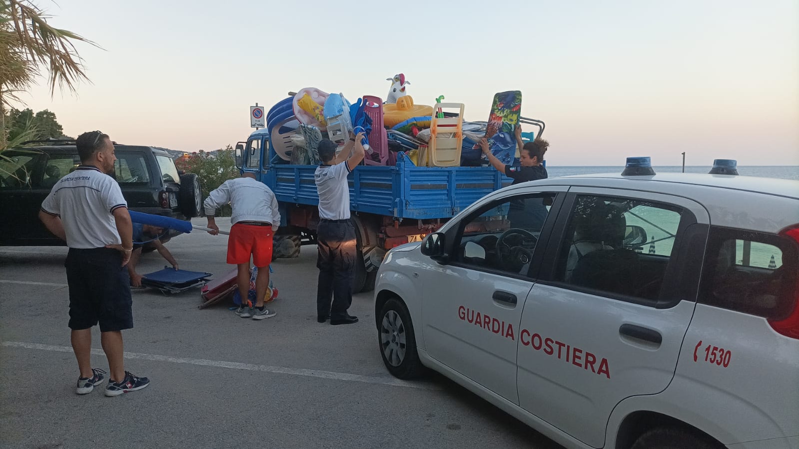 Le spiagge di Pisciotta liberate da ombrelloni e sdraio abusive: blitz nella notte di San Lorenzo