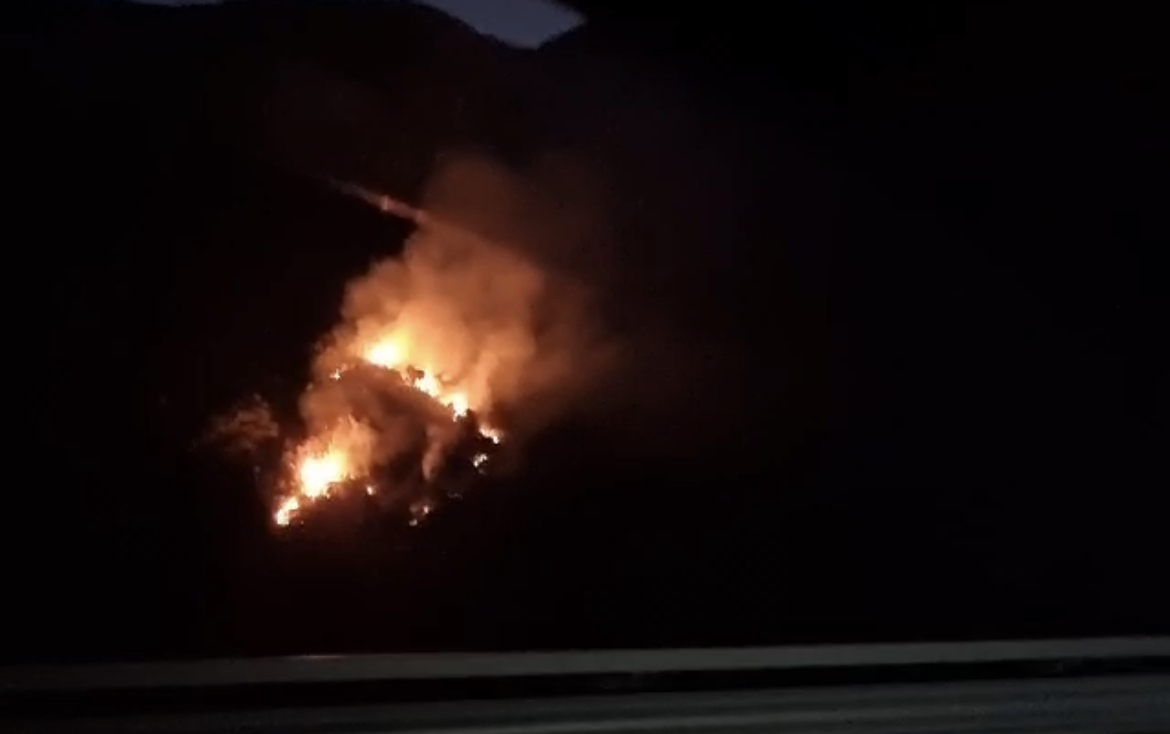 Incendio lungo la strada Mingardina: complesse le operazioni di spegnimento