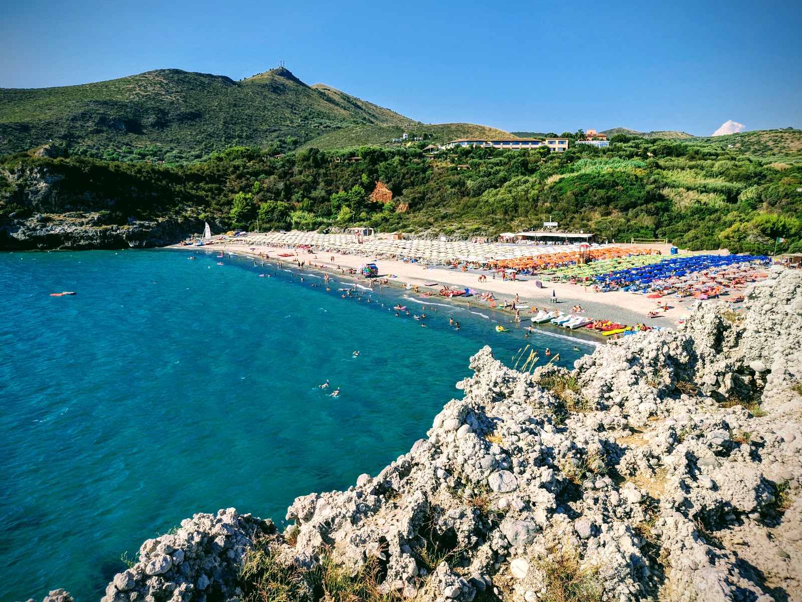 Cilento, dopo la pioggia torna il sole e le spiagge sono di nuovo popolate: l’estate non è finita