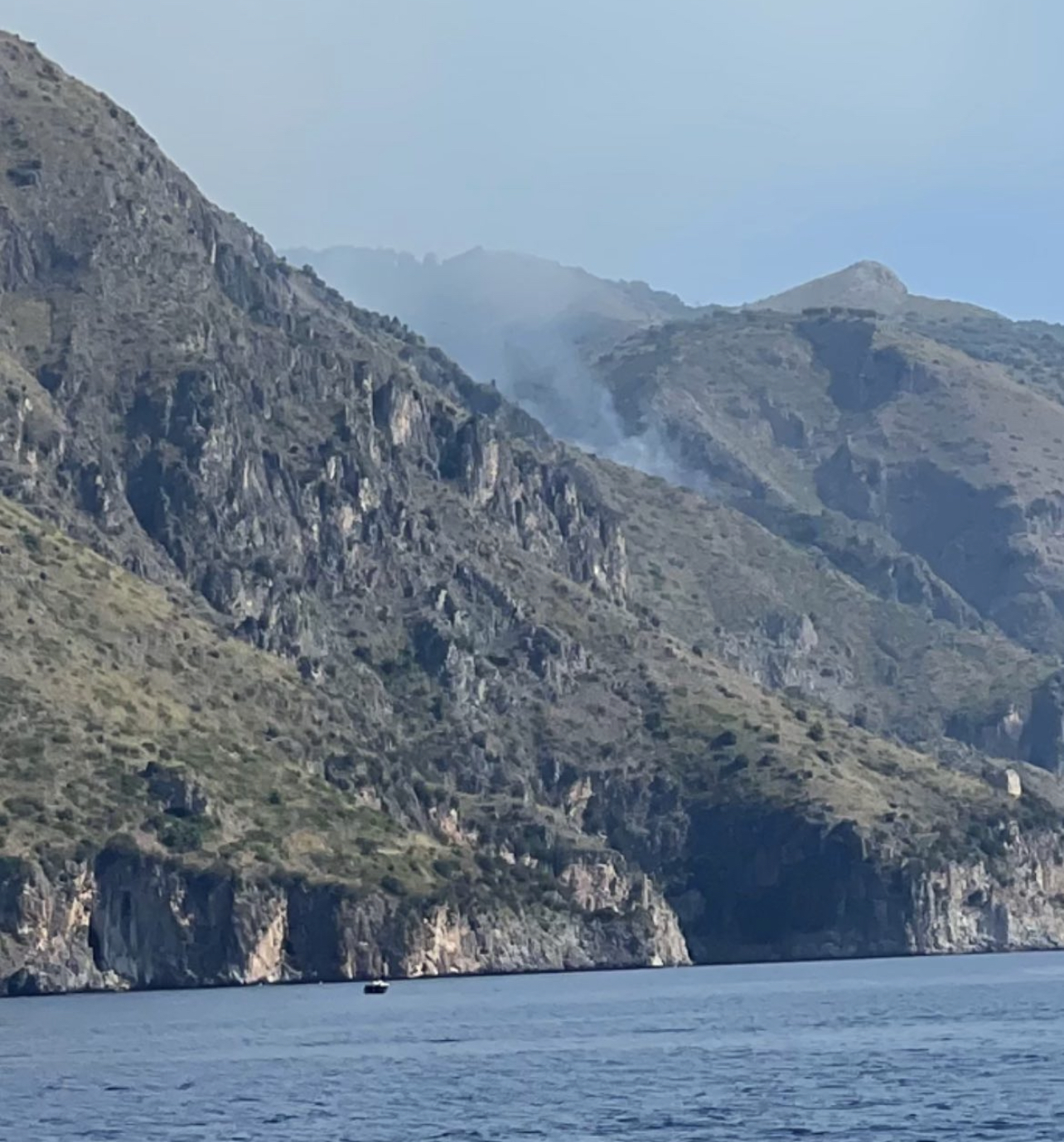 Fiamme nell’area marina protetta Costa degli Infreschi e della Masseta