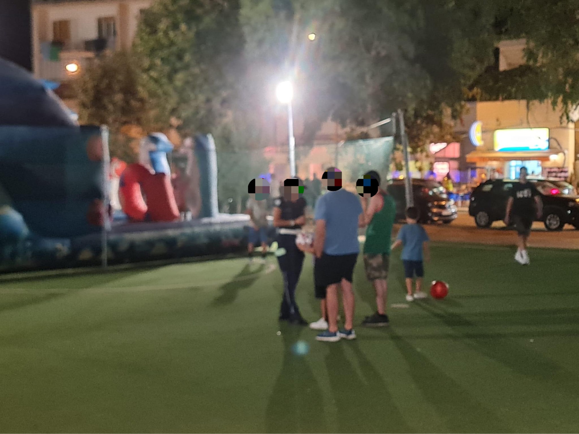Bambini giocano a pallone sul lungomare di Sapri, allontanati dei vigli: scoppia la polemica