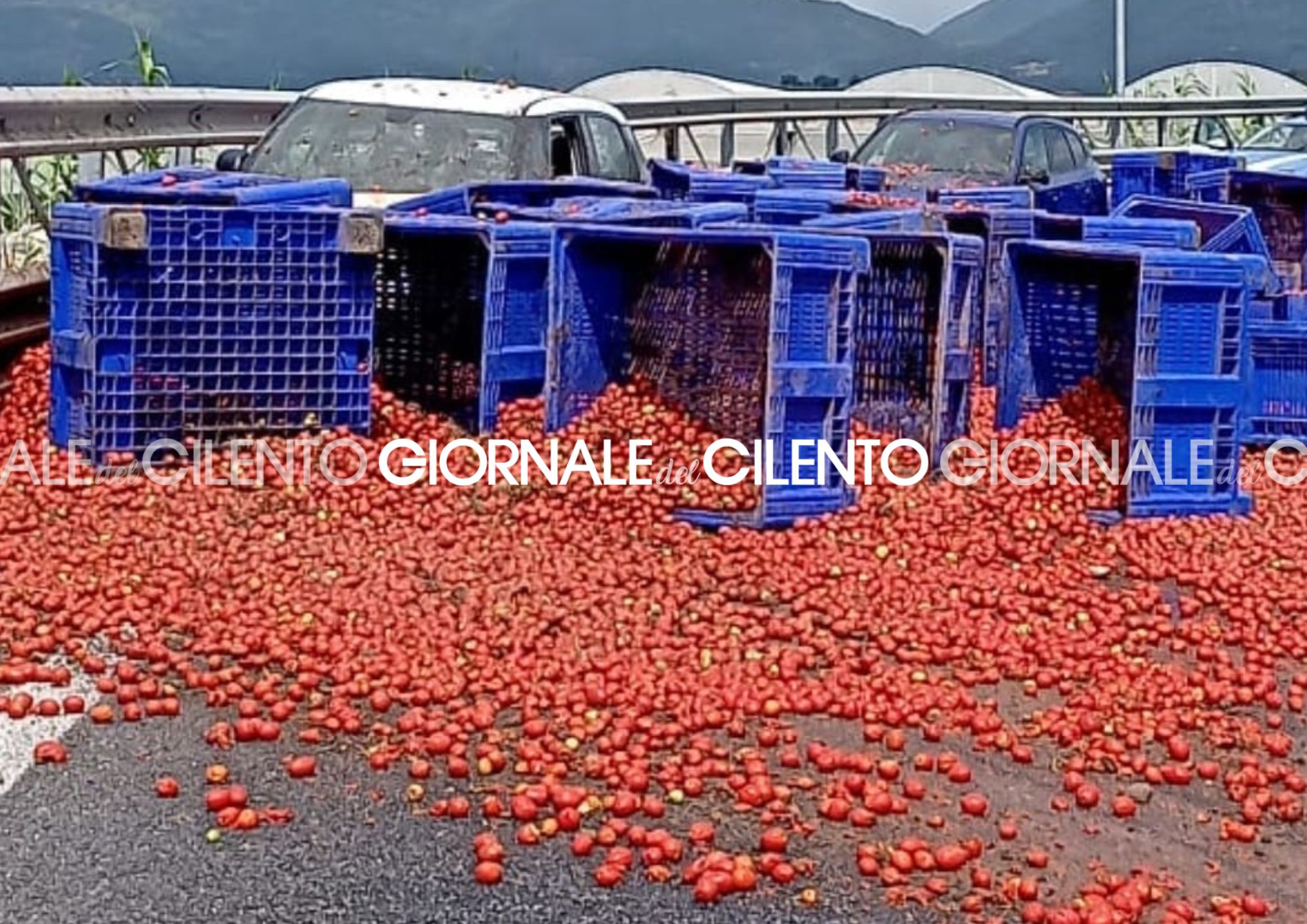 Battipaglia, camion perde carico di pomodori sull’autostrada: disagi al traffico