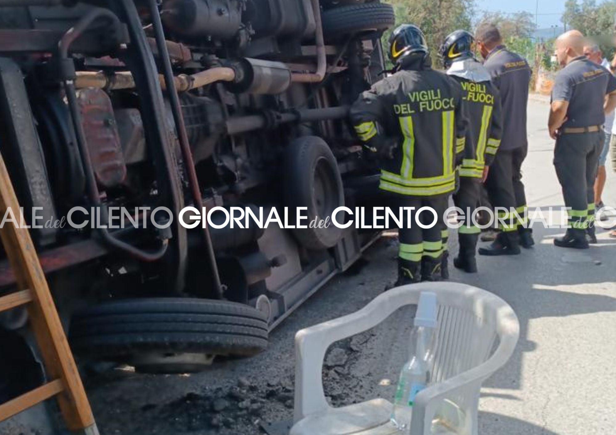 Camion si ribalta a San Marco di Castellabate: ferito lieve il conducente